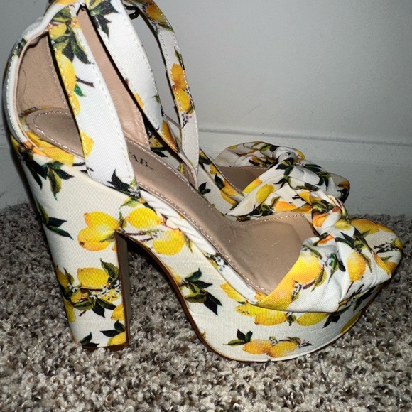 JustFab Yellow Lemon Print Platform Heels - Picture 1 of 3